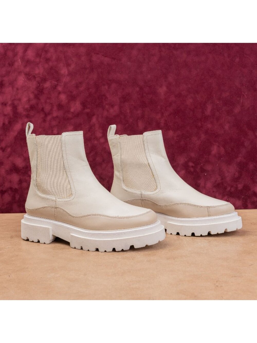 Seychelles Women Cream Leather Elastic Panel Chelsea Lug Boot size 7.5